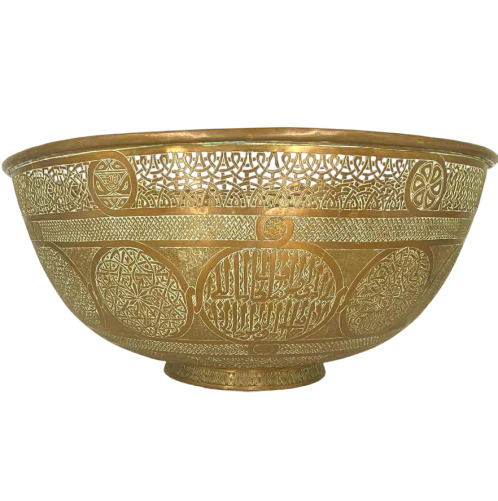 وعاء نحاسي مزخرف بالخط العربي التقليدي